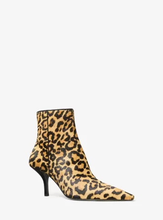 bota de cano curto com estampa de leopardo selina em pelo de bezerro 1 330x444 - Bota de cano curto com estampa de leopardo Selina em pelo de bezerro