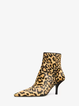 bota de cano curto com estampa de leopardo selina em pelo de bezerro 2 330x444 - Bota de cano curto com estampa de leopardo Selina em pelo de bezerro